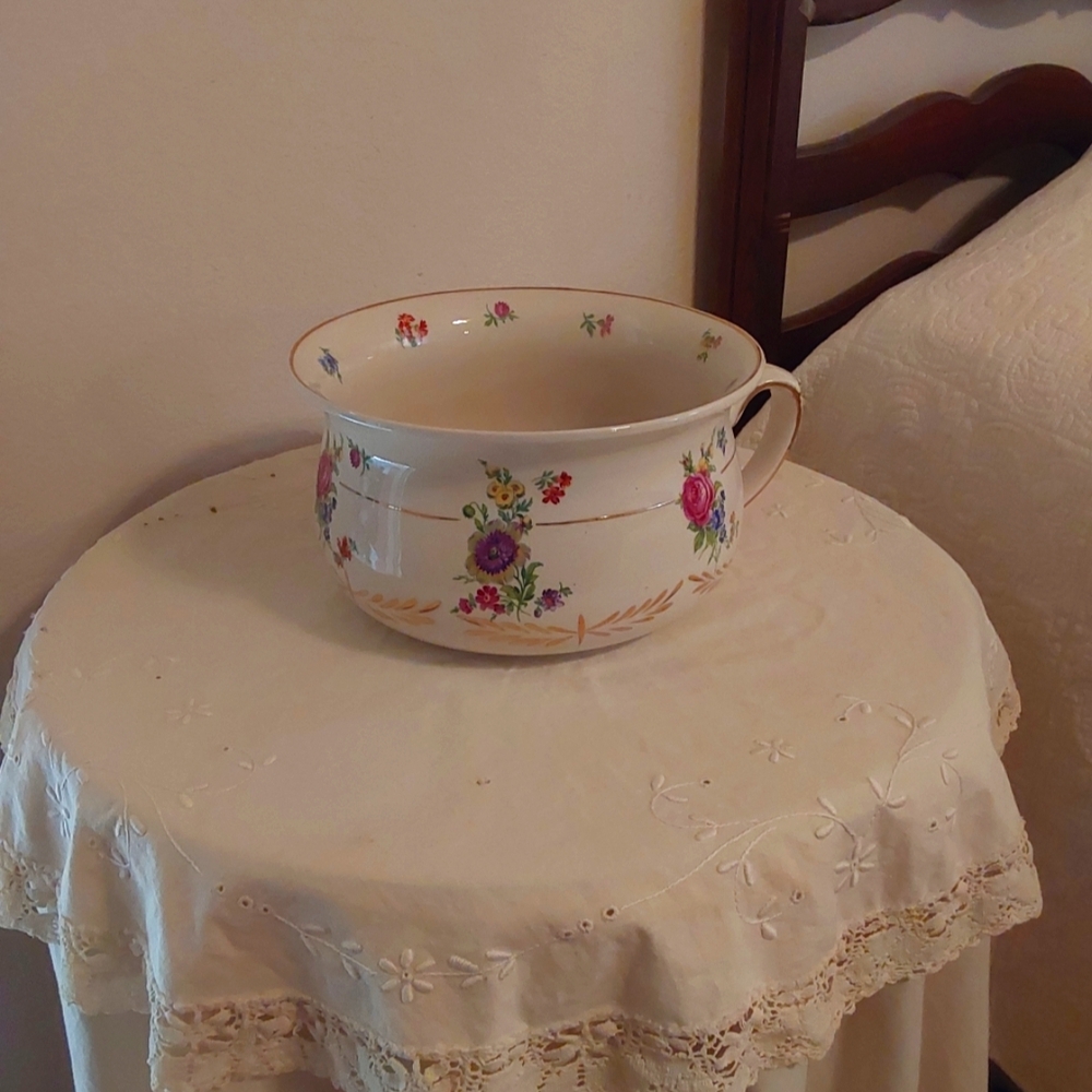🌺 Lovely Antique Made in England Chamber Pot